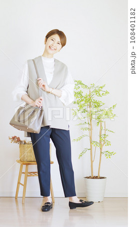 女性春服のファッションコーディネート全身(縦向き) 女性春服のファッションコーディネート全身(縦向き) 108401182
