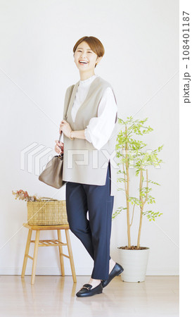 女性春服のファッションコーディネート全身(縦向き) 女性春服のファッションコーディネート全身(縦向き) 108401187