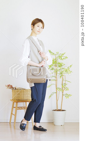 女性春服のファッションコーディネート全身（縦向き） 108401190