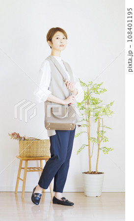 女性春服のファッションコーディネート全身(縦向き) 女性春服のファッションコーディネート全身(縦向き) 108401195