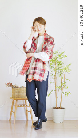 女性秋服冬服のファッションコーディネート全身（縦向き） 108401219