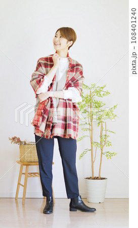 女性秋服冬服のファッションコーディネート全身（縦向き） 108401240
