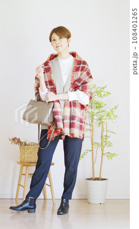 女性秋服冬服のファッションコーディネート全身(縦向き) 女性秋服冬服のファッションコーディネート全身(縦向き) 108401265