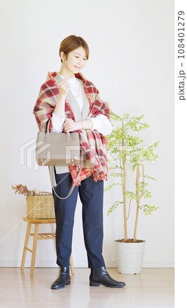 女性秋服冬服のファッションコーディネート全身（縦向き） 108401279