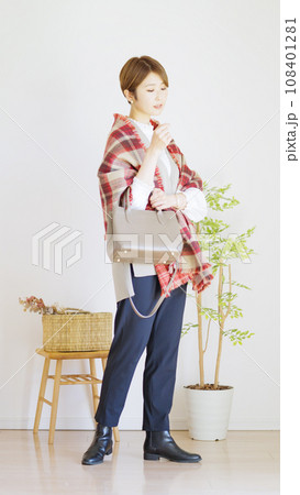 女性秋服冬服のファッションコーディネート全身（縦向き） 108401281