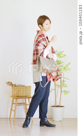 女性秋服冬服のファッションコーディネート全身（縦向き） 108401283