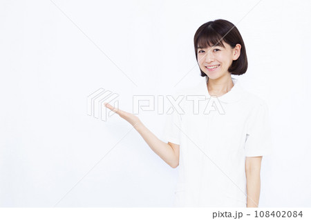 紹介をしている30代の看護師 紹介をしている30代の看護師 108402084