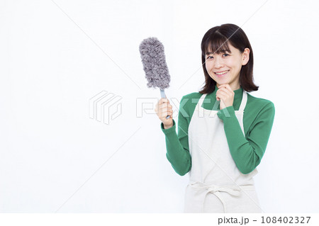 モップで掃除をしている30代の主婦 108402327