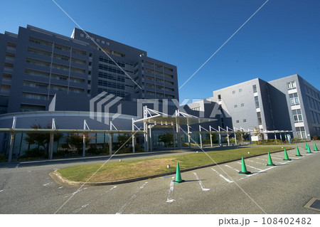 関西労災病院の正面玄関をのぞむ風景 01 関西労災病院の正面玄関をのぞむ風景 01 108402482