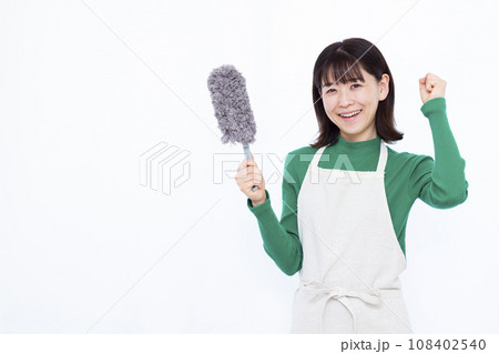 ハンディーモップで大掃除をしている30代の主婦 ハンディーモップで大掃除をしている30代の主婦 108402540