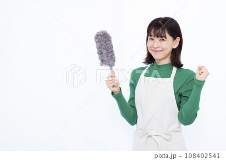 ハンディーモップで大掃除をしている30代の主婦 108402541