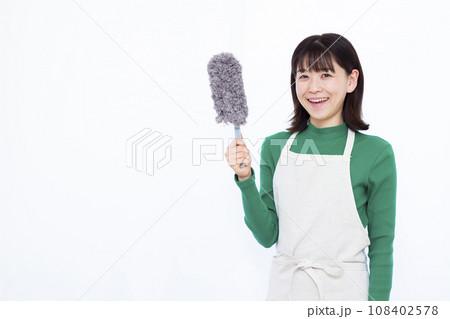 ハンディーモップで大掃除をしている30代の主婦 ハンディーモップで大掃除をしている30代の主婦 108402578