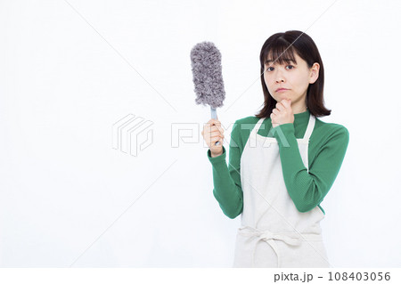 ハンディーモップで大掃除をしている30代の主婦 108403056