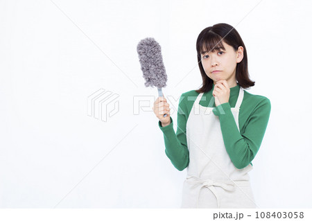 ハンディーモップで大掃除をしている30代の主婦 108403058