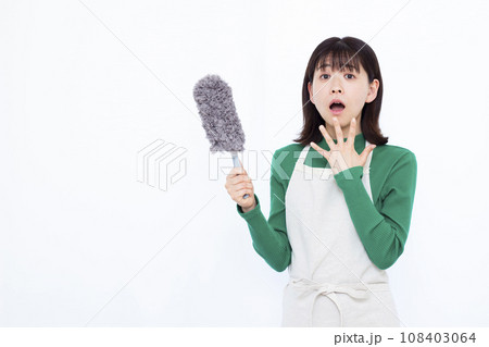 ハンディーモップで大掃除をしている30代の主婦 ハンディーモップで大掃除をしている30代の主婦 108403064