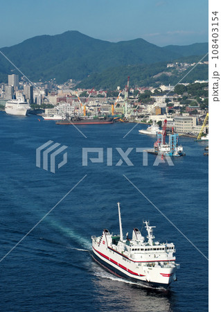 長崎港を出港するフェリー 108403154