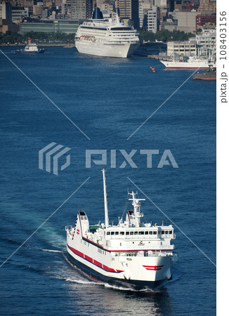 長崎港を出港するフェリー 108403156