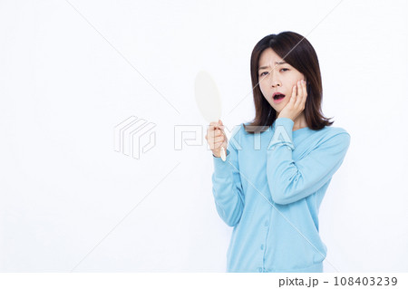 むし歯が痛む30代の女性 108403239