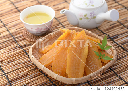 秋から冬の味覚　手作りの干し芋と緑茶 108403425