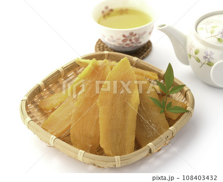 秋から冬の味覚 手作りの干し芋と緑茶 秋から冬の味覚 手作りの干し芋と緑茶 108403432