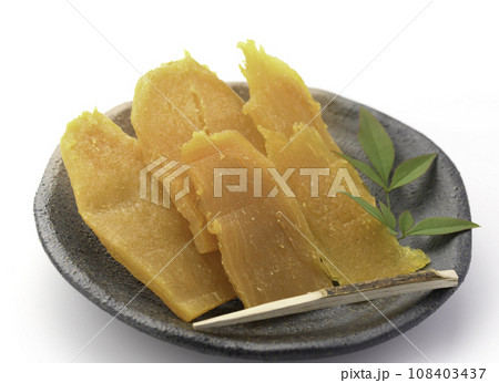 秋から冬の味覚 手作りの干し芋 秋から冬の味覚 手作りの干し芋 108403437