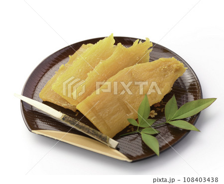 秋から冬の味覚 手作りの干し芋 秋から冬の味覚 手作りの干し芋 108403438