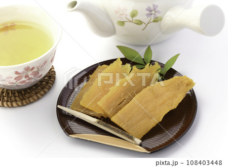 秋から冬の味覚　手作りの干し芋と緑茶 108403448