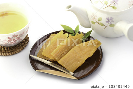 秋から冬の味覚　手作りの干し芋と緑茶 108403449