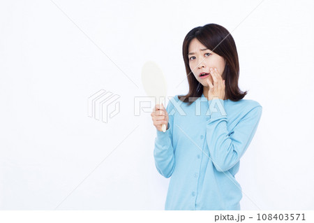 ほうれい線を気にする30代の女性 ほうれい線を気にする30代の女性 108403571