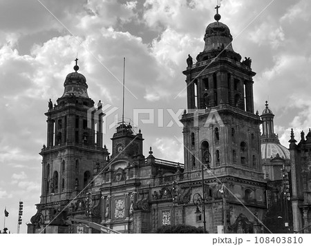 メキシコシティ　ソカロ広場に建つメトロポリタン大聖堂 108403810