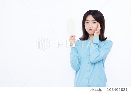 目尻のシワを気にする30代の女性 目尻のシワを気にする30代の女性 108403821