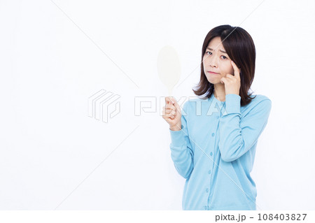 目尻のシワを気にする30代の女性 108403827