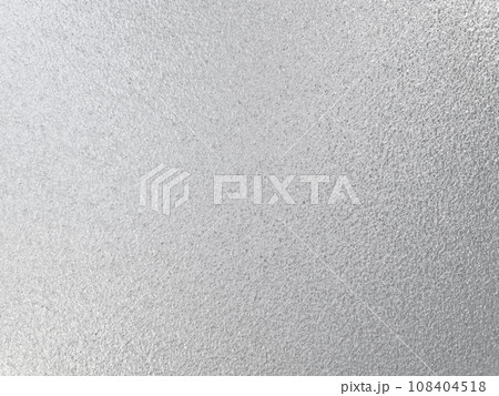 細かな凹凸のある刷りガラスの表面に光が透過し反射する横長の背景画像4 細かな凹凸のある刷りガラスの表面に光が透過し反射する横長の背景画像4 108404518