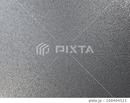 細かな凹凸のある刷りガラスの表面に光が透過し反射する横長の背景画像1 108404521