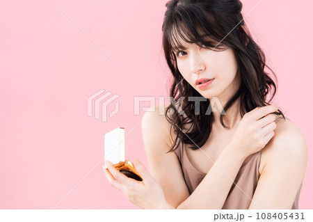 ピンクバックでスキンケアをするミドルの女性 ピンクバックでスキンケアをするミドルの女性 108405431