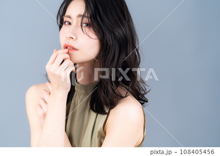 グレーバックでスキンケアをするミドルの女性 108405456