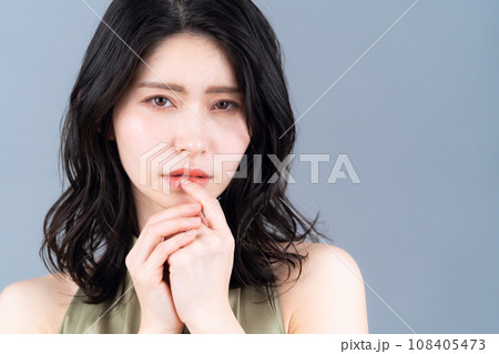 グレーバックでスキンケアをするミドルの女性 108405473