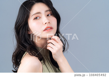 グレーバックでスキンケアをするミドルの女性 108405492