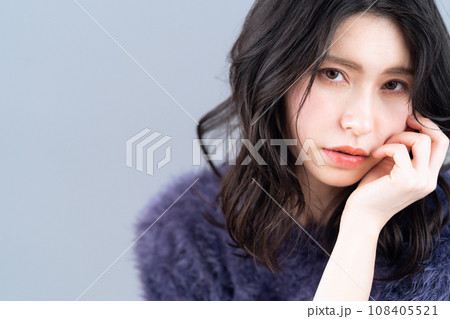 グレーバックでスキンケアをするミドルの女性 108405521