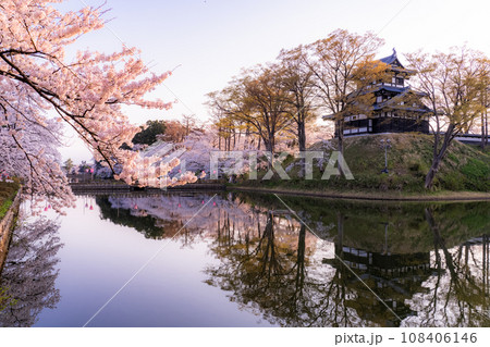 《新潟県》桜満開・春の高田城址公園 《新潟県》桜満開・春の高田城址公園 108406146
