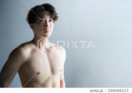 裸の若い男性 裸の若い男性 108406223