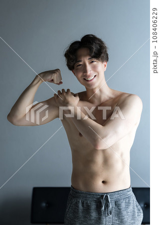 筋肉を鍛えるカッコイイハンサムな日本人男性 上腕二頭筋 カメラ目線の縦 筋肉を鍛えるカッコイイハンサムな日本人男性 上腕二頭筋 カメラ目線の縦 108406229