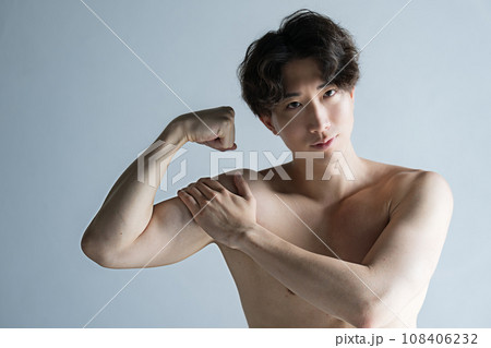 筋肉を鍛えるカッコイイハンサムな日本人男性　上腕二頭筋  108406232