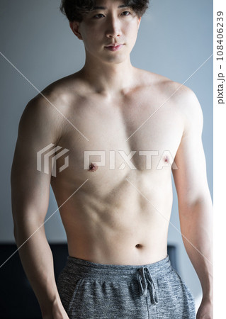 鍛えた若者の身体 108406239
