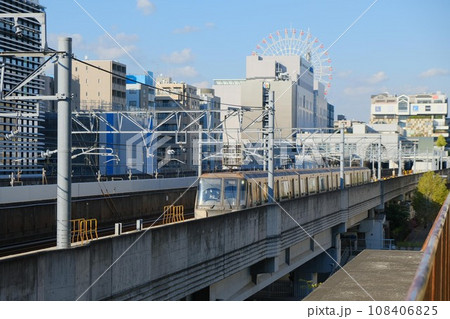 横浜市営地下鉄グリーンラインの電車とセンター南駅 108406825