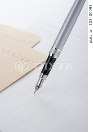 万年筆と封筒 108406995