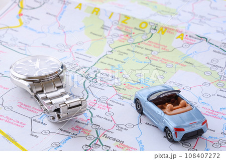 ふたり乗りのオープンカーで気ままなドライブ旅行を計画中 108407272