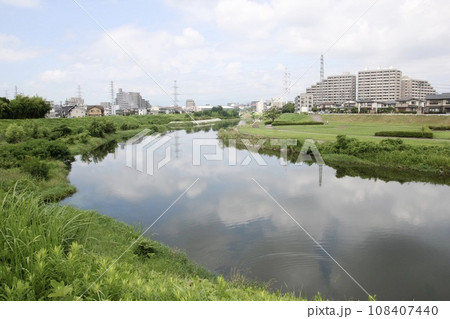 住宅街を流れる川 七北田川 住宅街を流れる川 七北田川 108407440