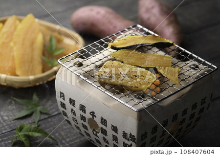 焼き干し芋 ほしいもを七輪で焼く 焼き干し芋 ほしいもを七輪で焼く 108407604