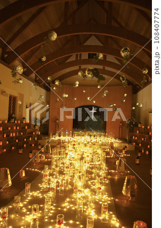 美しいイルミネーションの回廊 108407774